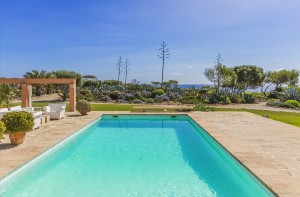 Impressive seafront villa for sale with extensive grounds and spectacular sea views near Cala Figuera