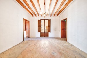 Spacious townhouse and exciting renovation project in the village of Campanet