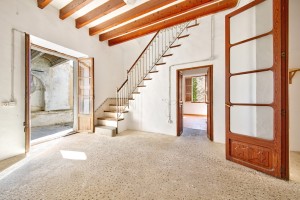 Spacious townhouse and exciting renovation project in the village of Campanet