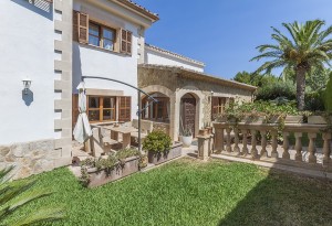 Sea view villa with lovely garden and pool, recently renovated, situated in exclusive Bon Aire