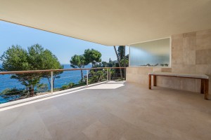 Frontline two bedroom apartment with direct access to the sea in Cala Vinyes