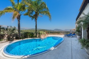 Fantastic luxury house with two swimming pools, gym and open views in Bùger