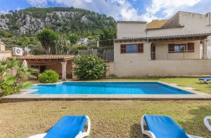 Traditional villa with coveted ETV tourist rental license for sale in Pollensa