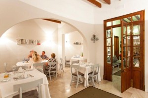 The town's most esteemed restaurant including upstairs apartment in Pollensa