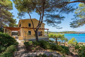 Impressive sea front villa with its own boathouse in the exclusive area of Mal Pas