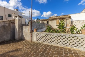 Large four bedroom town house to reform with loads of potential in centre of Pollensa