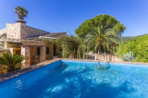 Three bedroom Mallorcan villa in a well connected location near Pollensa town