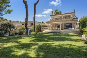Wonderful villa with private gardens and direct beach access in Alcudia