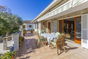 Wonderful beach side villa, just metres from the sea in Puerto Alcudia