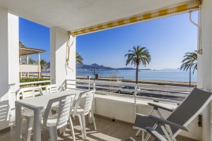 Beachfront apartment with amazing sea views of the bay in Puerto Pollensa