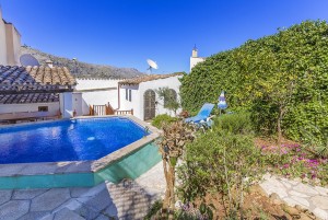 Charming three bedroom town house with plenty of potential in Pollensa
