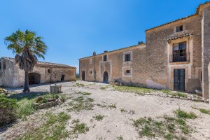 Stately manor house in need of reform in the middle of the countryside near Llubí