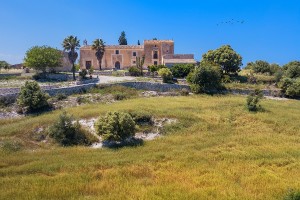 Stately manor house in need of reform in the middle of the countryside near Llubí