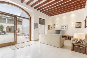 Renovated six bedroom house with pool and tourist rental license in Sa Pobla