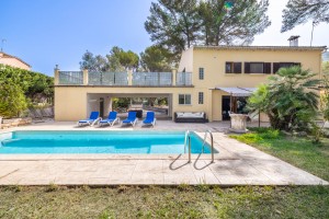 Large villa with swimming pool, garden and plenty of potential near Pollensa