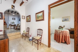 4-bedroom house in need of updating in a central area of Pollensa town