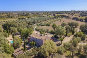 Handsome country finca with holiday rental license in Llubí