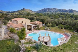 Charming natural stone finca with rental license in the stunning countryside near Artà
