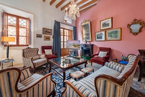 Attractive 4 bedroom house with stone façade, right in the heart of Sa Pobla