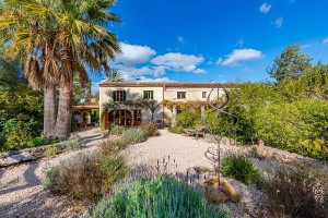 Lovely Mallorcan finca with rental license and gorgeous gardens near Moscari