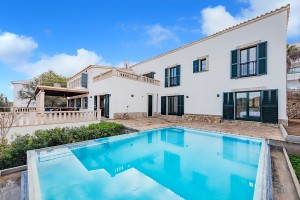 Beachside villa with infinity pool overlooking the sea in Porto Colom