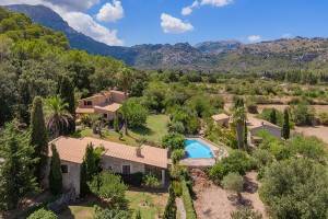 Charming finca with artist's studio in a picturesque valley close to Pollensa town