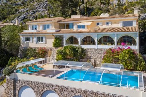 Luxury hillside villa with fantastic sea views in a prestigious area of Pollensa