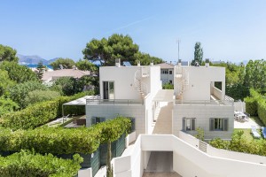 Fantastic villa with roof terrace in a prime position by the beach in Alcudia