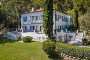 Majestic villa with sea views, only a few steps away from the sea in Formentor