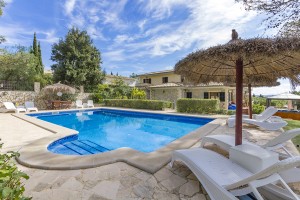 Stately 4 bedroom villa with pool on a spacious plot in a residential area near Pollensa
