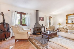 Stately 4 bedroom villa with pool on a spacious plot in a residential area near Pollensa