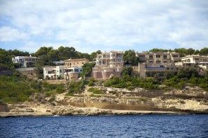THE IDEAL MEDITERRANEAN VILLA ON THE WATERFRONT IN SOL DE MALLORCA AND WITH DIRECT SEA ACCESS