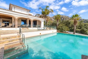 Outstanding villa with sea views, lift, wine cellar, and gym in exclusive Bonaire, Alcudia