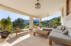 Luxurious contemporary villa with overwhelming views over the countryside and golf course