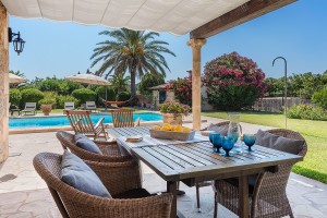 Beautiful country home with pool, conveniently located between Pollensa and Alcudia