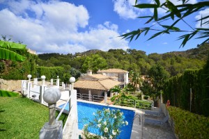 Spacious villa with 6 bedrooms and lovely garden in upmarket Alcanada, Alcúdia