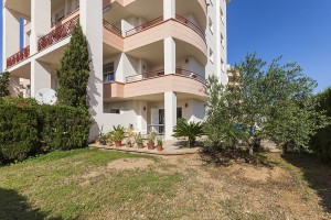 Attractive garden apartment for sale with mountain and lake views in Puerto Alcudia