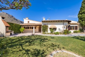 Charming villa with guest apartment and rental license close to the beach in Puerto Pollensa