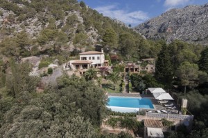 Large country estate with beautiful gardens and 4 houses in a superb location, Pollensa