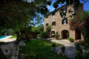 Authentic Mallorcan finca with original antique olive press, five minutes away from Artá
