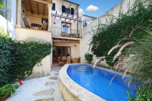 Excellent town house for sale in Pollensa with pool and separate guest house