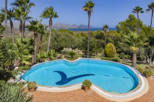 Spectacular hilltop villa with two guest houses and self-sufficiency in Pollensa