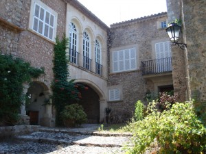 Unique estate with stunning Manor House and guest fincas in the mountains near Lluch
