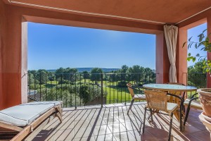 Luxury apartment in an exclusive community overlooking the golf course in Santa Ponça