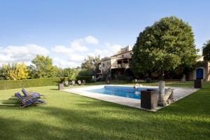 Charming country home for sale with mountain views, ample garden and nice pool in Son Sardina
