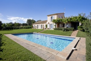 Spacious villa with landscaped gardens and pool, near Palma in Puntiró