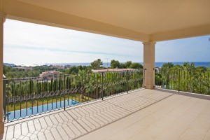 Light-flooded villa for sale in Nova Santa Ponsa with sea views