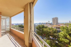 Ample apartment for sale in Palma with spectacular sea views
