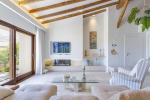 Luxury apartment with traditional elements in a reformed manor house in Santa Maria