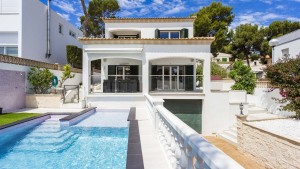 Refurbished villa with high-end furnishings in residential area close to Port Adriano